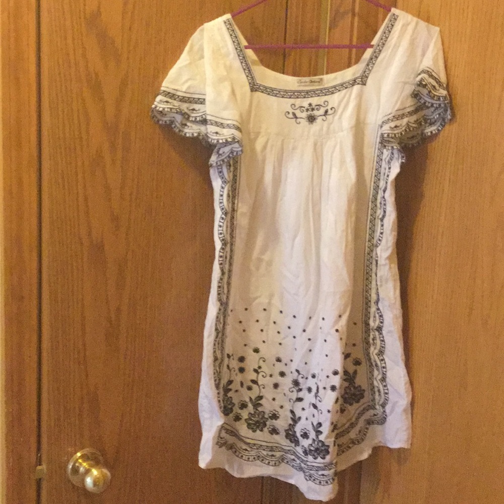 Embroidery design black and white dress/long shirt